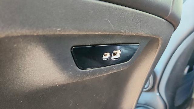 Used 2025 Chrysler Pacifica Select image 28