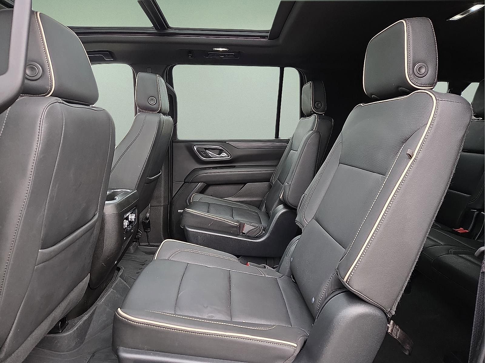 Used 2023 GMC Yukon XL SLT w/ SLT Premium Package image 11