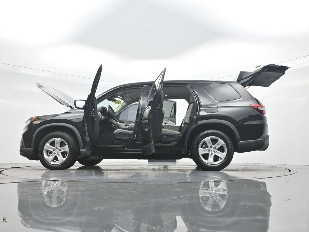 Used 2023 Honda Pilot LX image 44