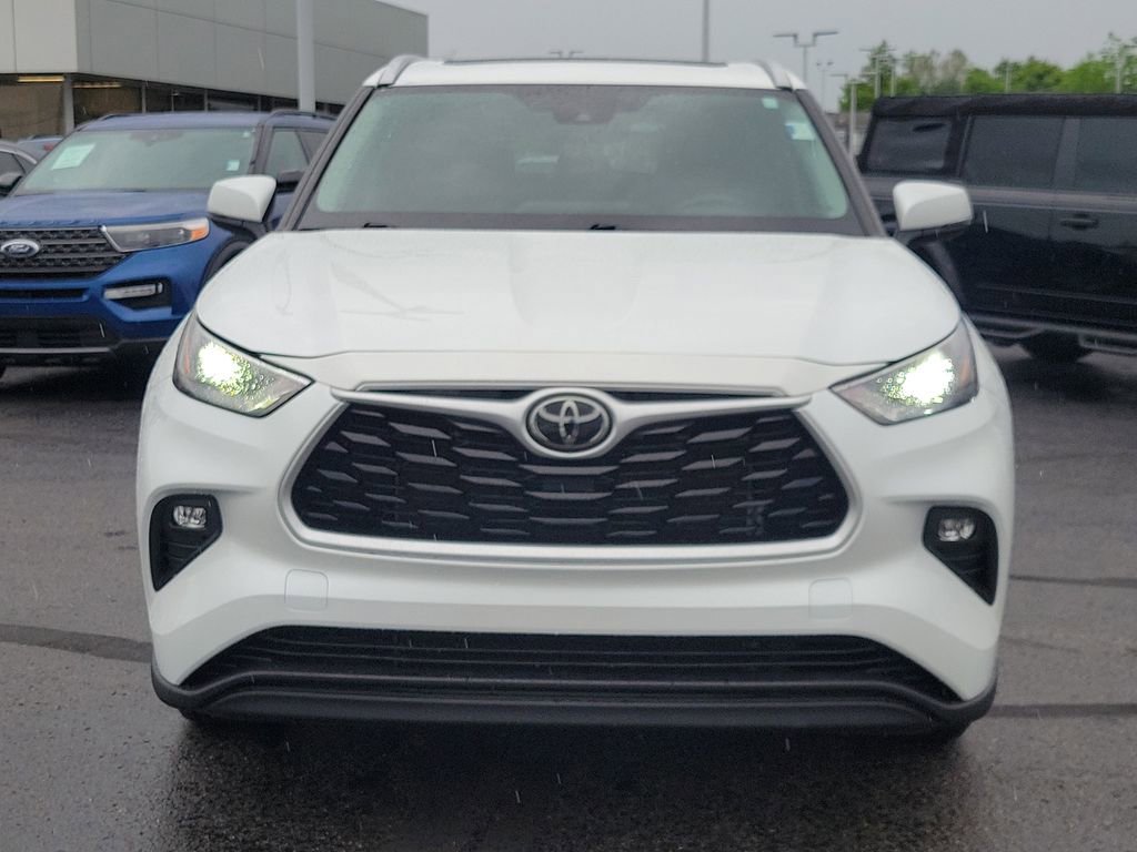 Used 2022 Toyota Highlander XLE AWD/4WD image 2