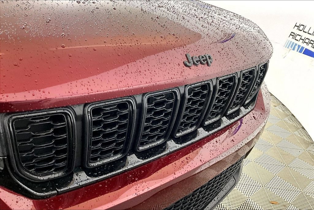 Used 2025 Jeep Grand Cherokee Altitude AWD/4WD image 23