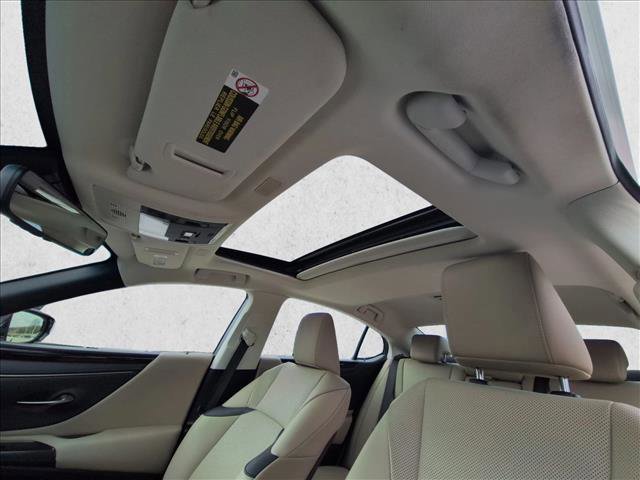 Used 2020 Lexus ES 300h w/ Premium Package image 16