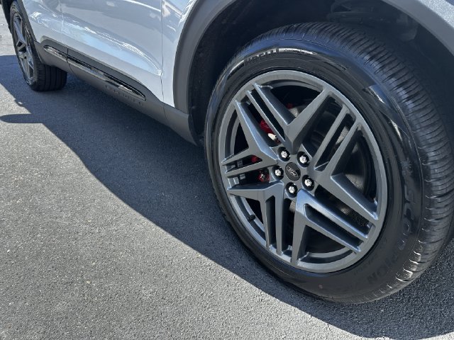 Certified 2025 Ford Explorer ST AWD/4WD image 11