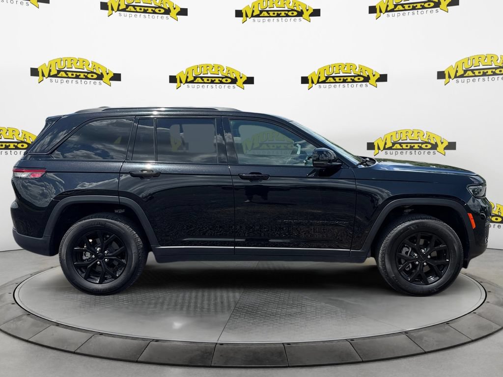 Used 2025 Jeep Grand Cherokee Altitude AWD/4WD image 8