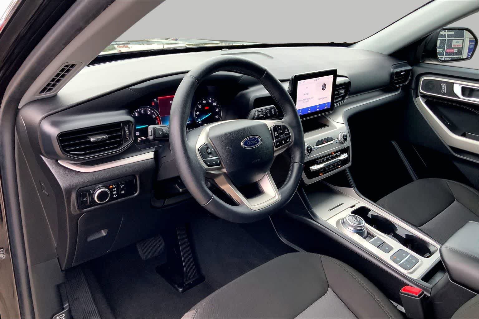 Certified 2024 Ford Explorer XLT RWD image 18
