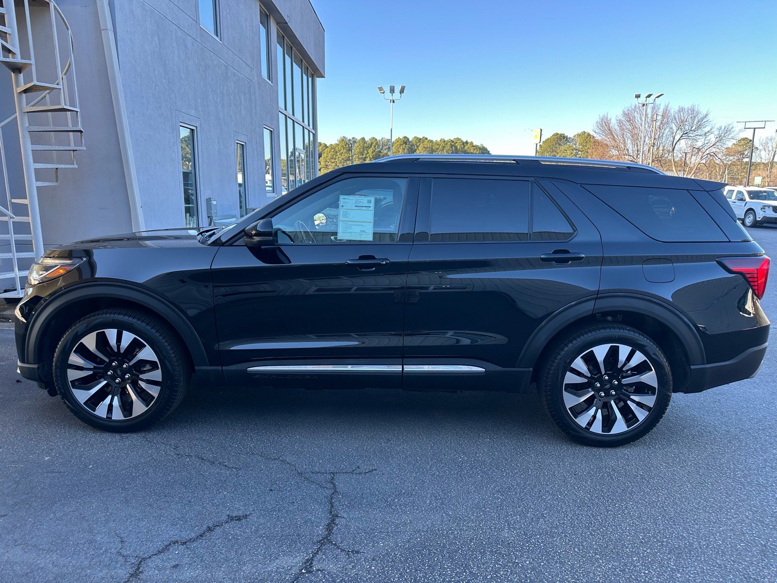 Certified 2025 Ford Explorer Platinum w/ LUX Leather Package AWD/4WD image 4