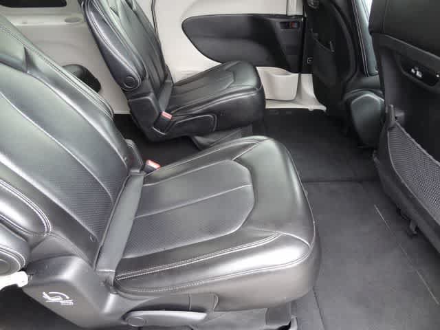 Used 2023 Chrysler Pacifica Touring-L FWD image 13