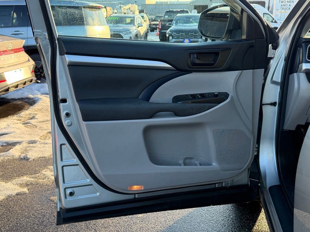 Used 2019 Toyota Highlander LE image 12