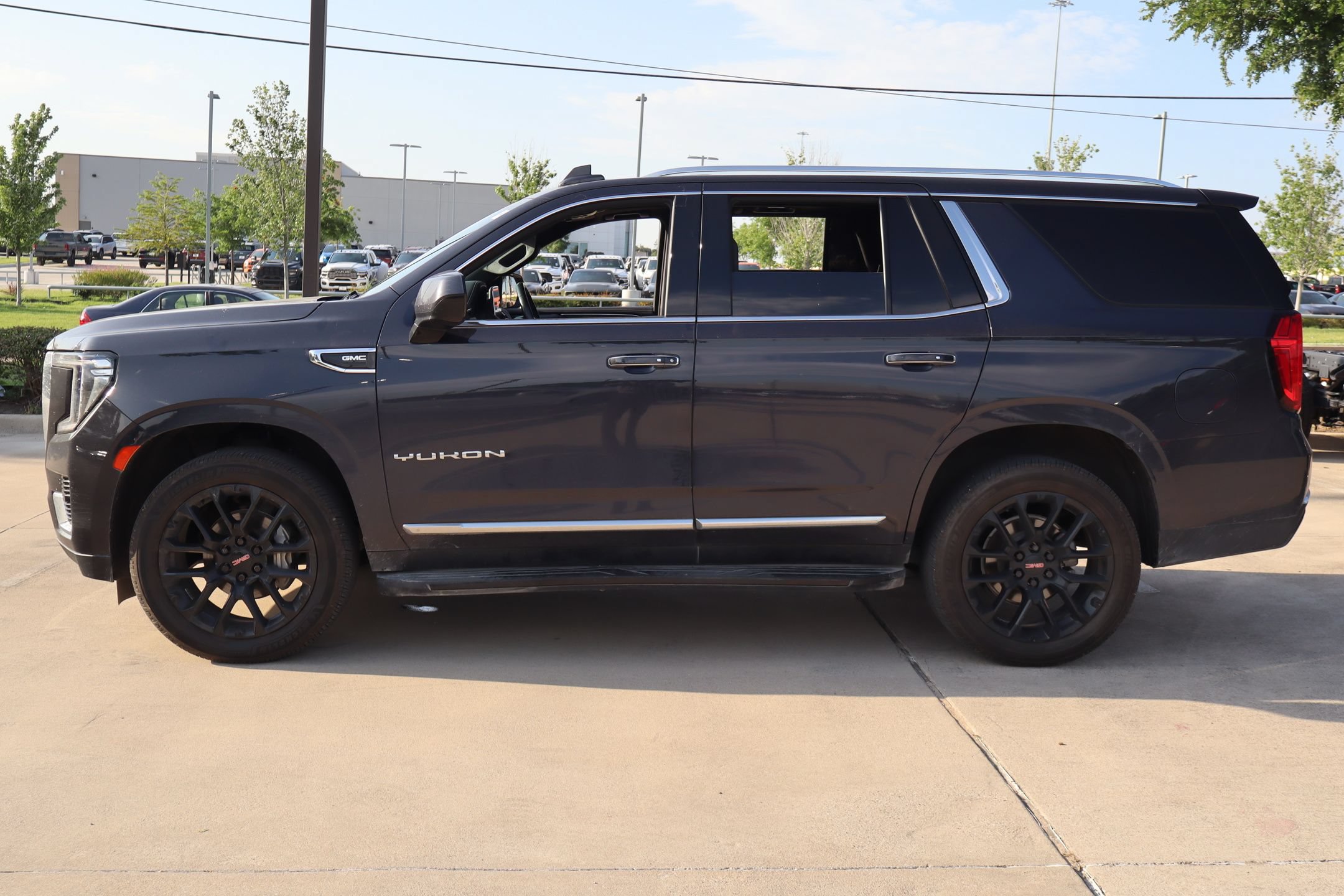 Used 2023 GMC Yukon SLT AWD/4WD image 7