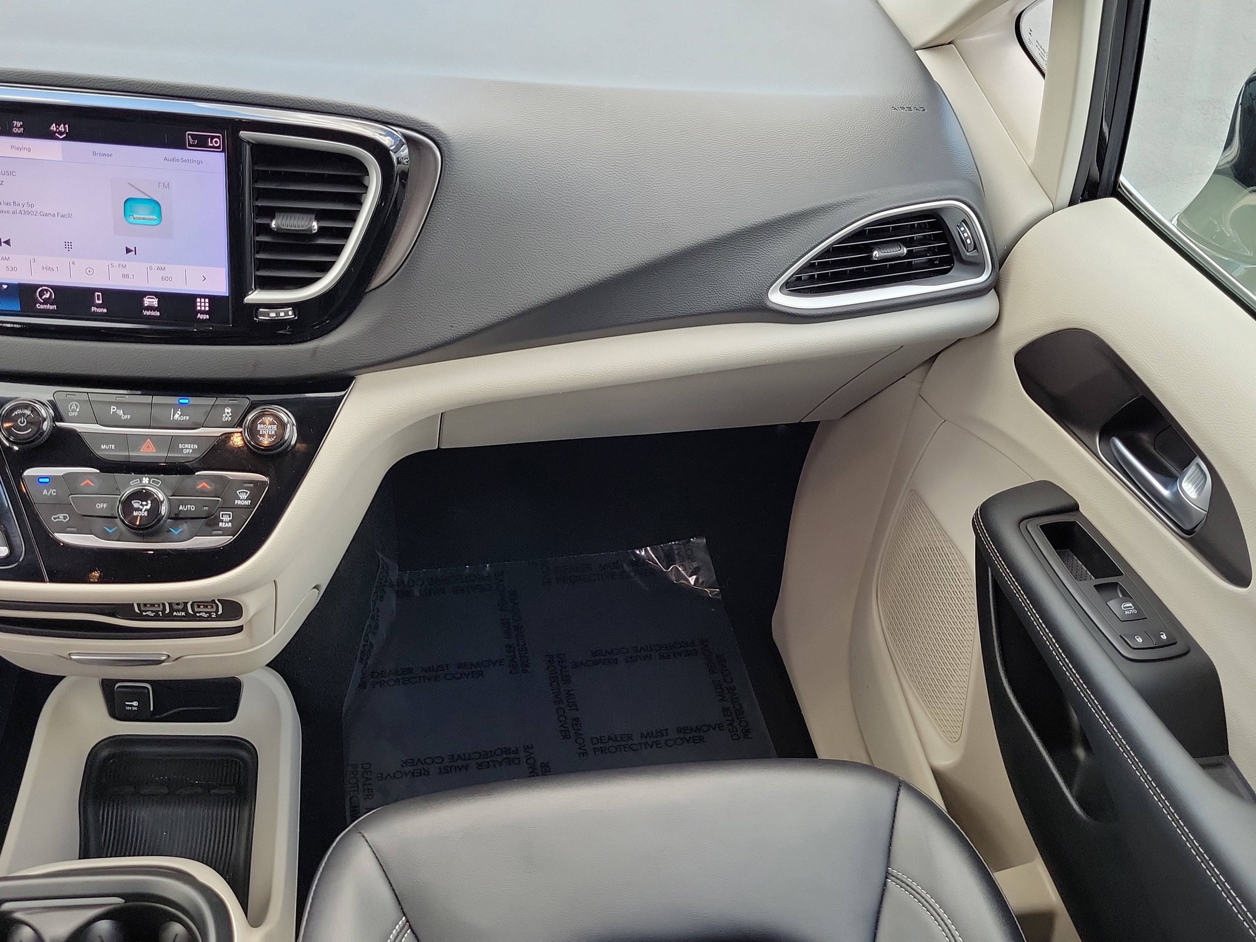 Used 2024 Chrysler Pacifica Touring-L FWD image 16