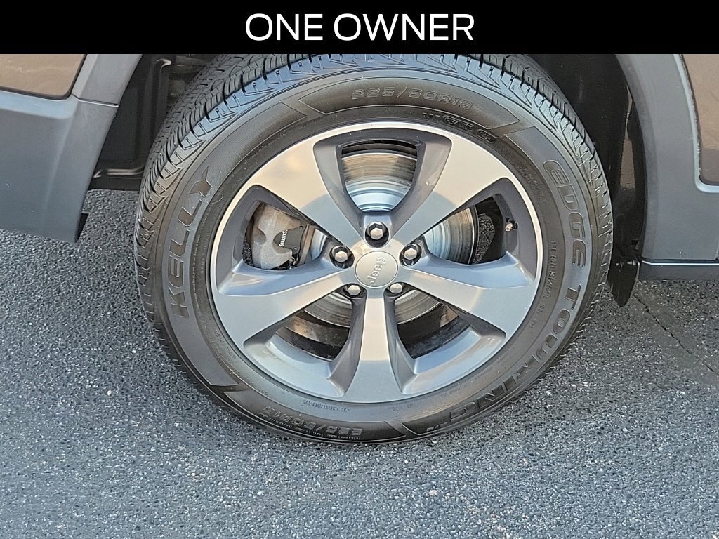 Used 2019 Jeep Cherokee Limited w/ Luxury Group AWD/4WD image 5