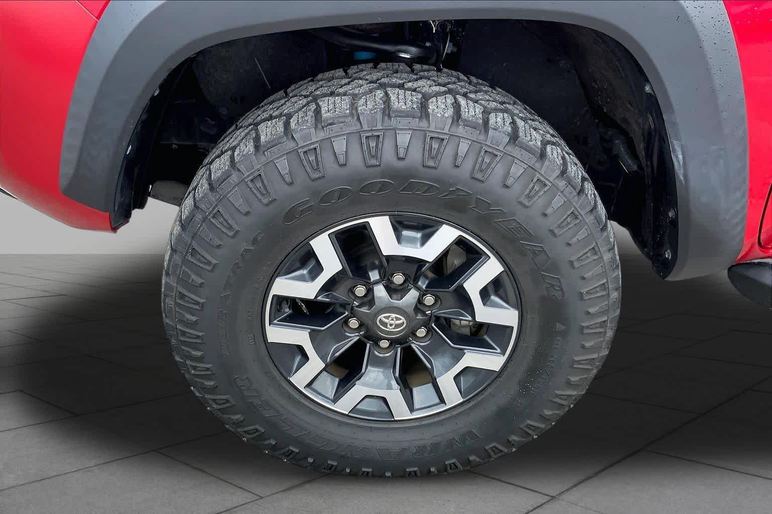 Used 2022 Toyota Tacoma TRD Off-Road w/ Technology Package AWD/4WD image 10