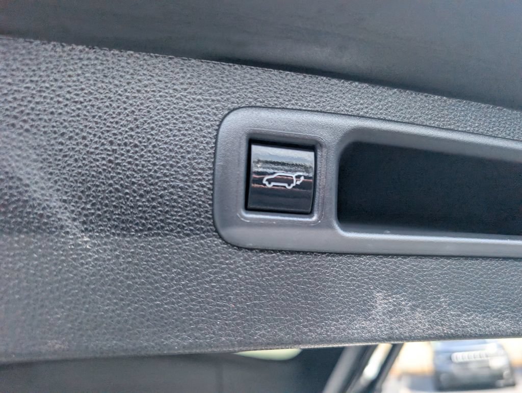 Used 2022 Toyota Highlander XLE FWD image 11