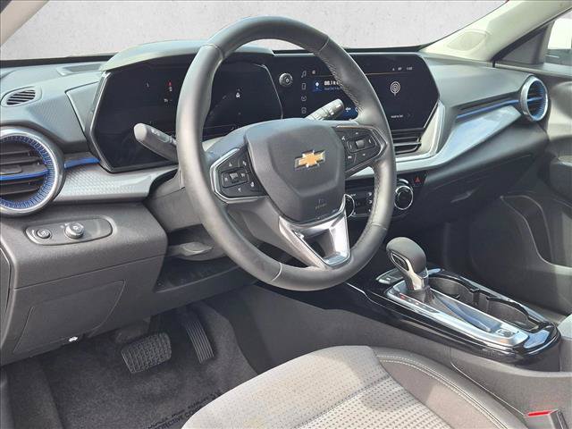 Used 2024 Chevrolet Trax LT w/ LT Convenience Package FWD image 9