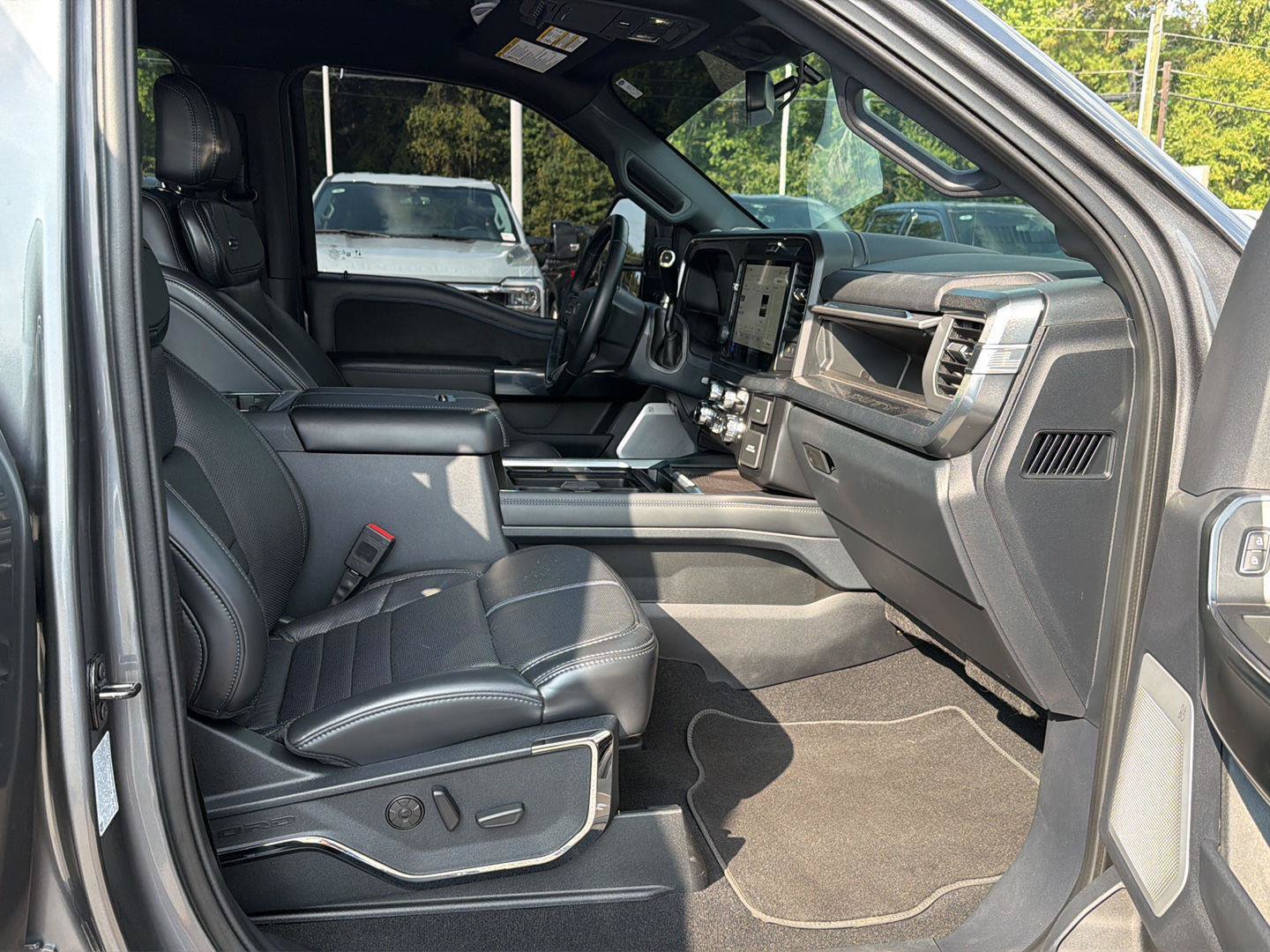 Certified 2025 Ford F250 Platinum w/ FX4 Off-Road Package AWD/4WD image 14