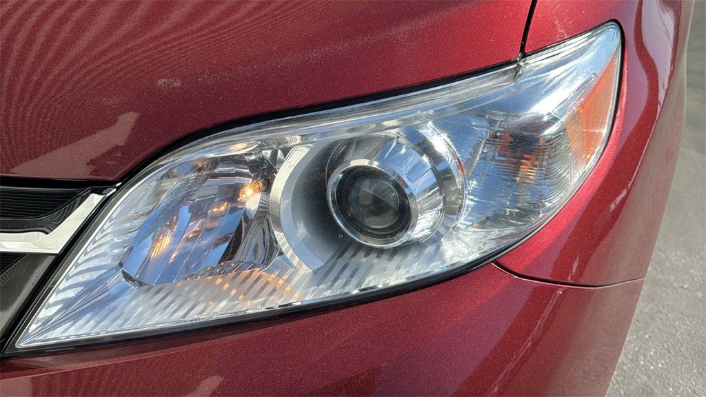 Used 2020 Toyota Sienna XLE w/ XLE Navigation Package image 6