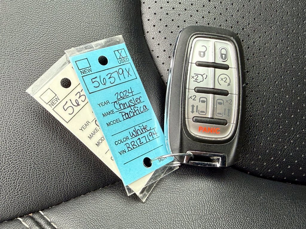 Used 2024 Chrysler Pacifica Select image 32