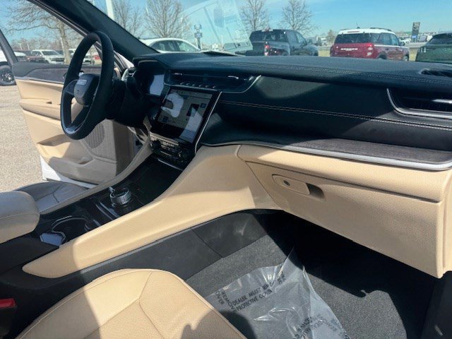 Used 2023 Jeep Grand Cherokee Limited w/ Luxury Tech Group II image 37