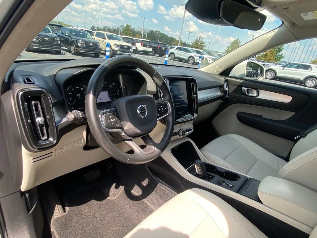 Used 2021 Volvo XC40 T4 Momentum FWD image 9