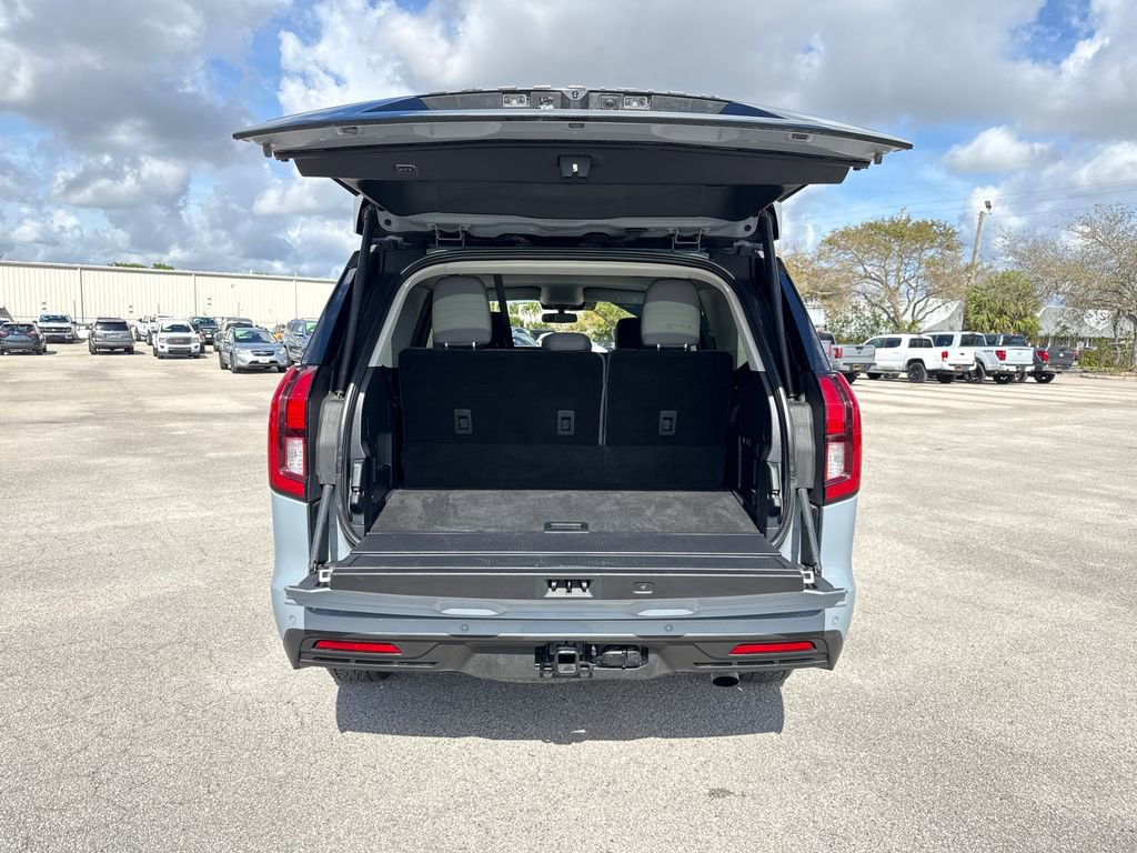 Certified 2025 Ford Expedition Active image 29