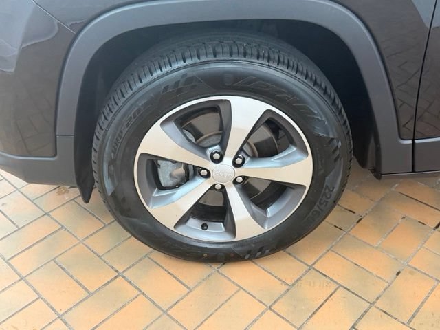 Used 2020 Jeep Cherokee Limited w/ Luxury Group AWD/4WD image 3