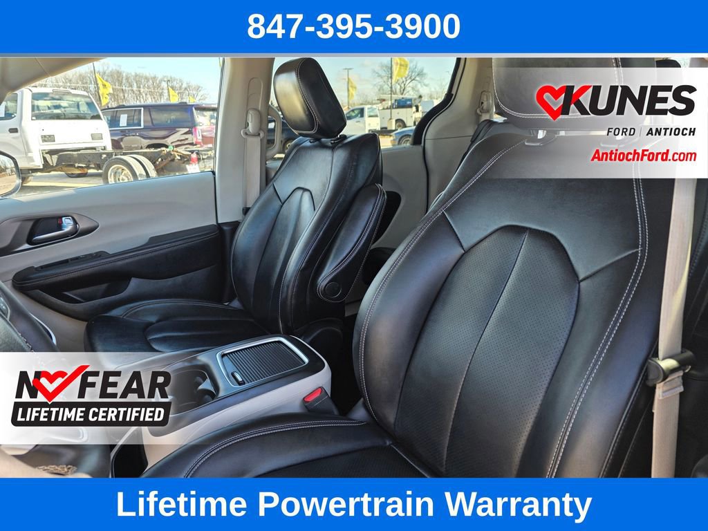 Used 2024 Chrysler Pacifica Touring-L image 16