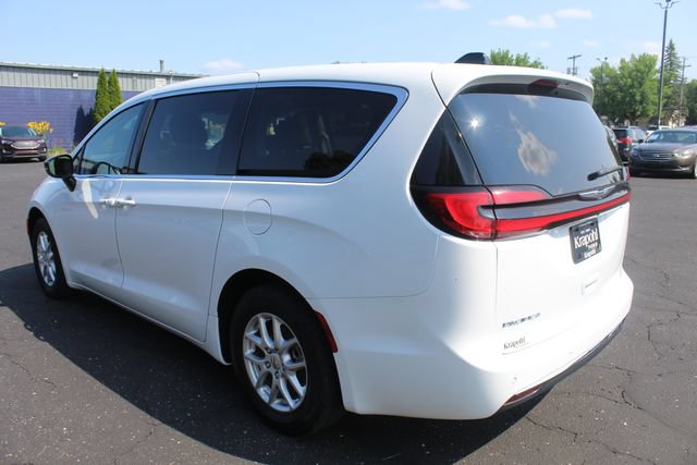 Used 2024 Chrysler Pacifica Touring-L FWD image 12