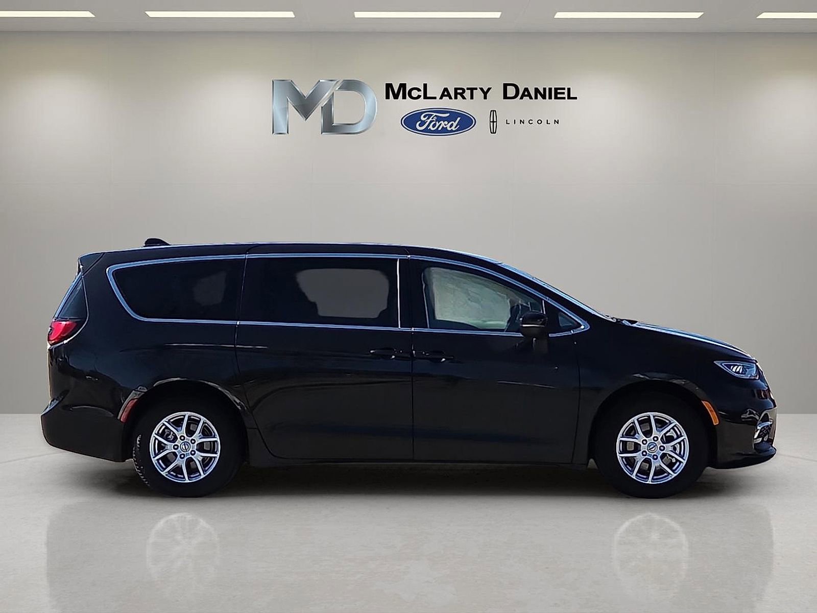 Used 2023 Chrysler Pacifica Touring-L image 6