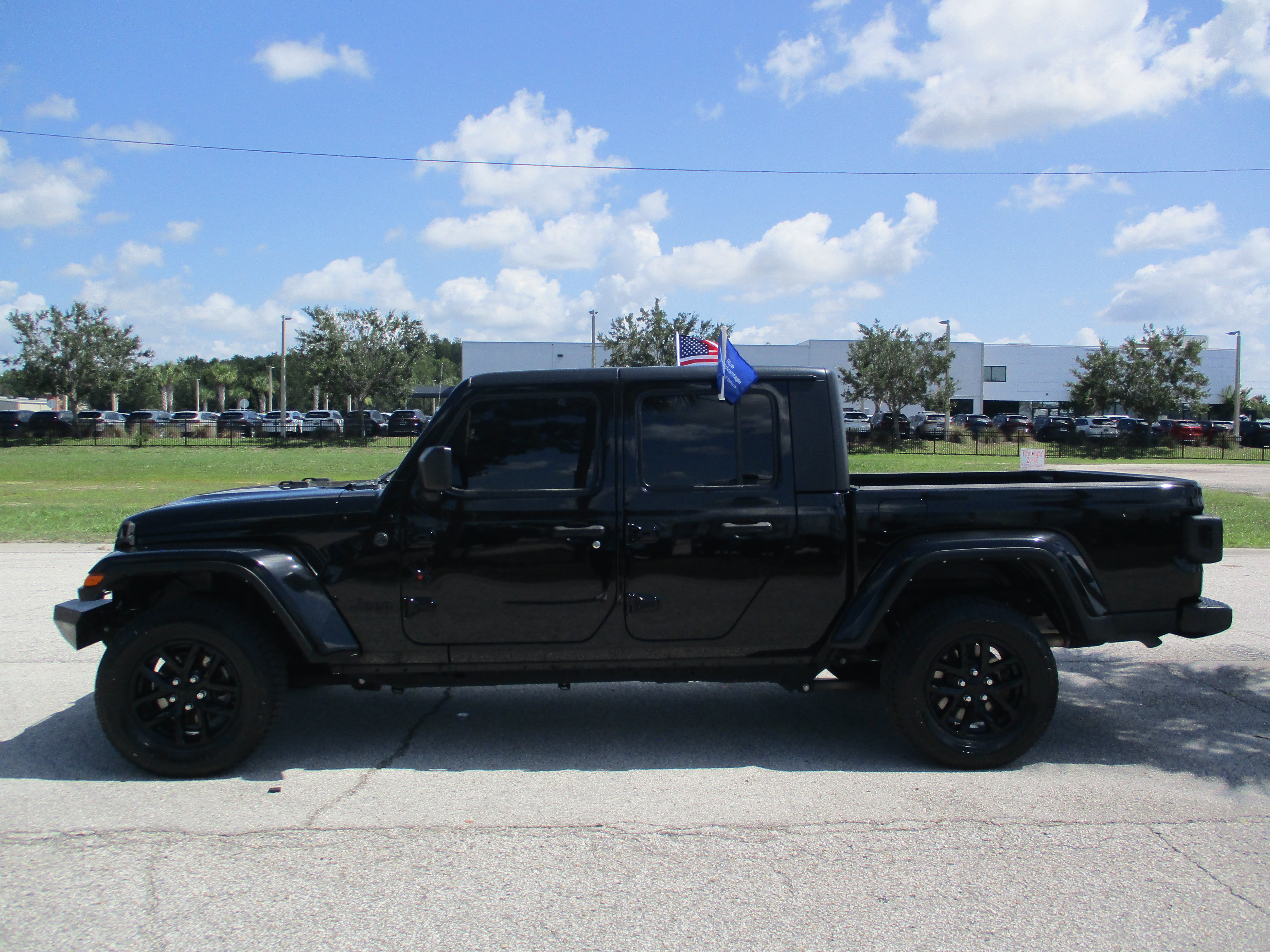 Used 2022 Jeep Gladiator Sport AWD/4WD image 4