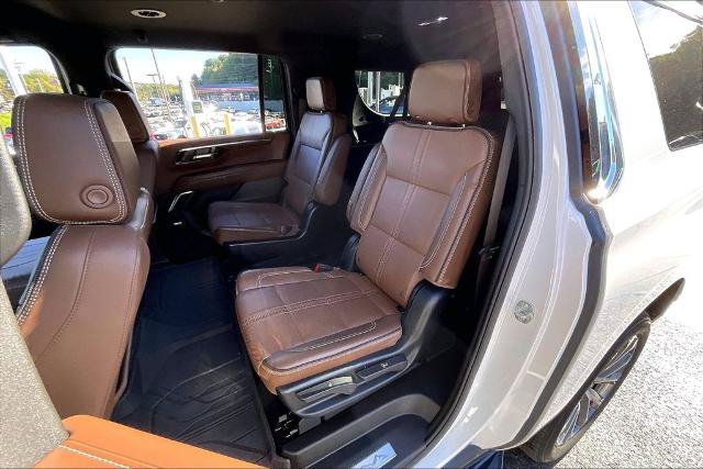 Used 2025 Chevrolet Suburban High Country RWD image 25