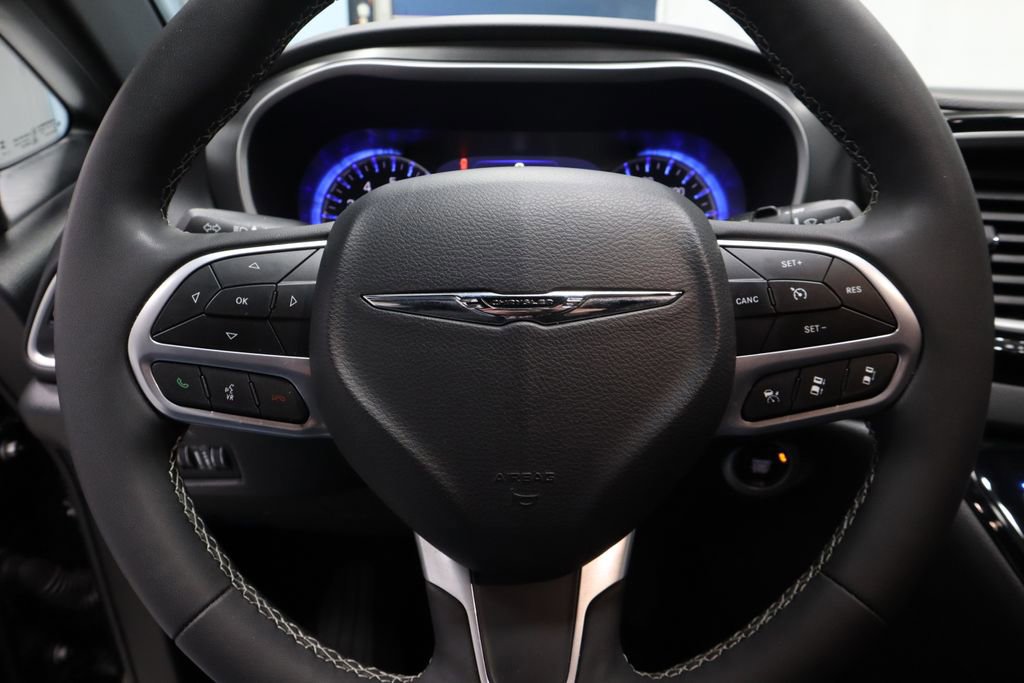 Used 2025 Chrysler Pacifica Select image 32