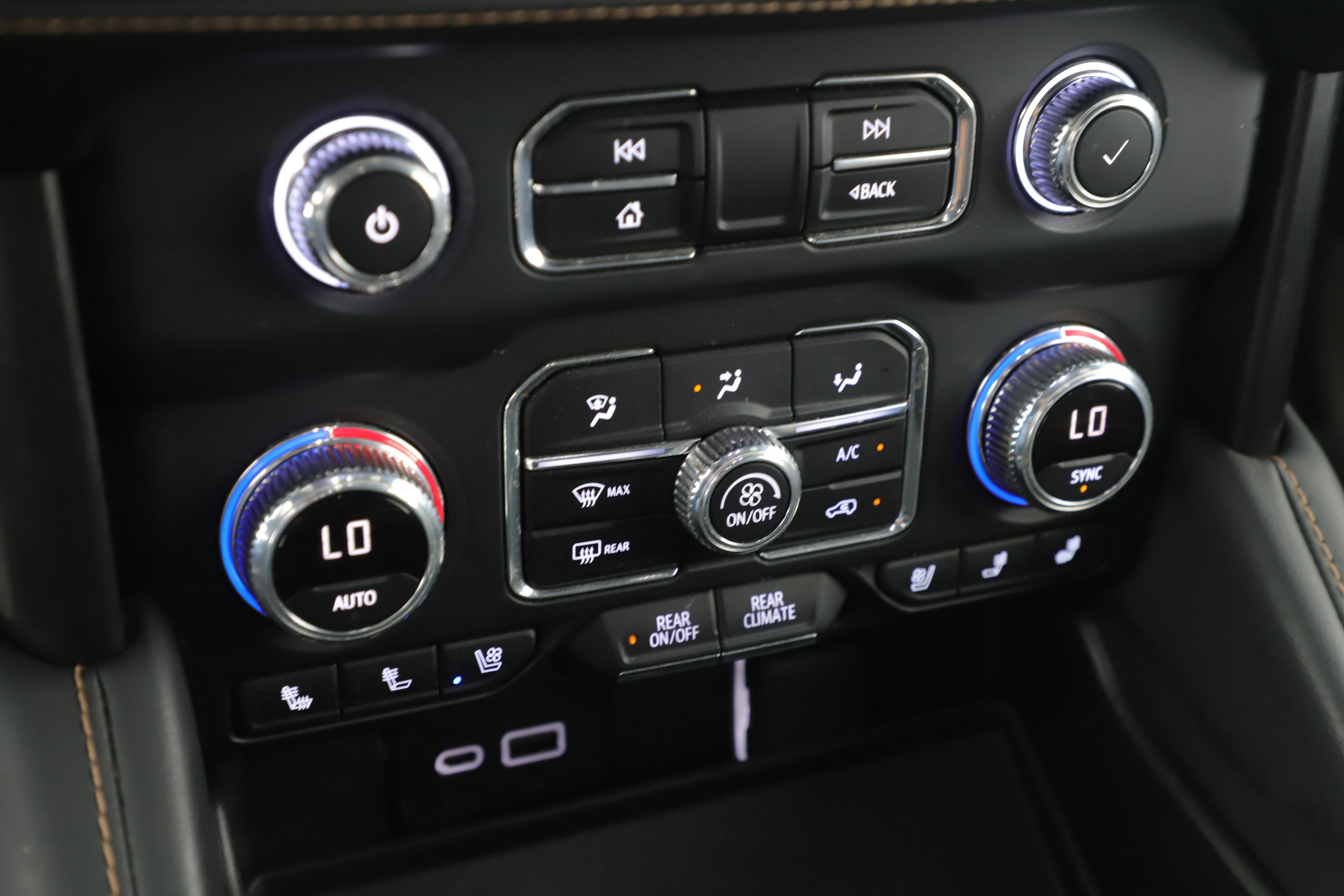 Used 2022 GMC Yukon AT4 w/ Technology Package image 16