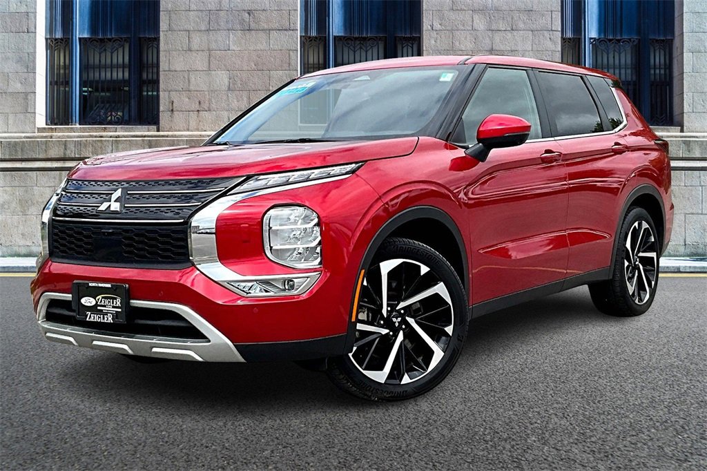 Used 2023 Mitsubishi Outlander SE image 2