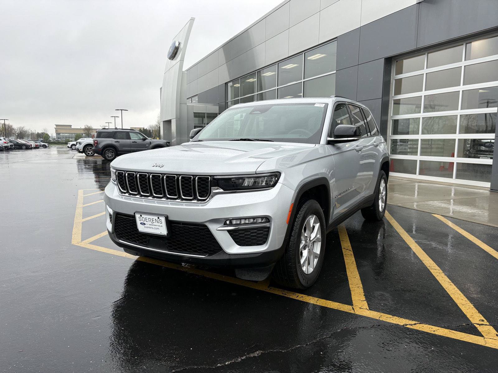 Used 2023 Jeep Grand Cherokee Limited w/ Trailer Tow Prep Group (B) AWD/4WD image 3