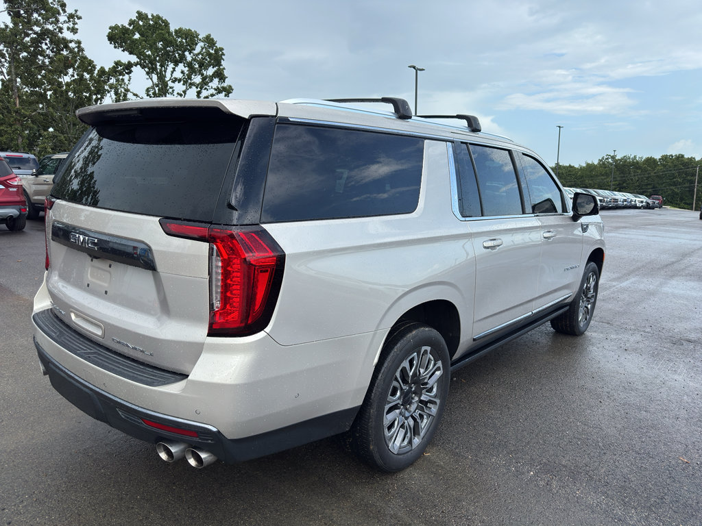 Used 2023 GMC Yukon XL Denali Ultimate AWD/4WD image 5
