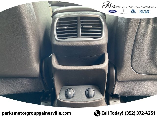 Used 2020 Hyundai Santa Fe SE image 15