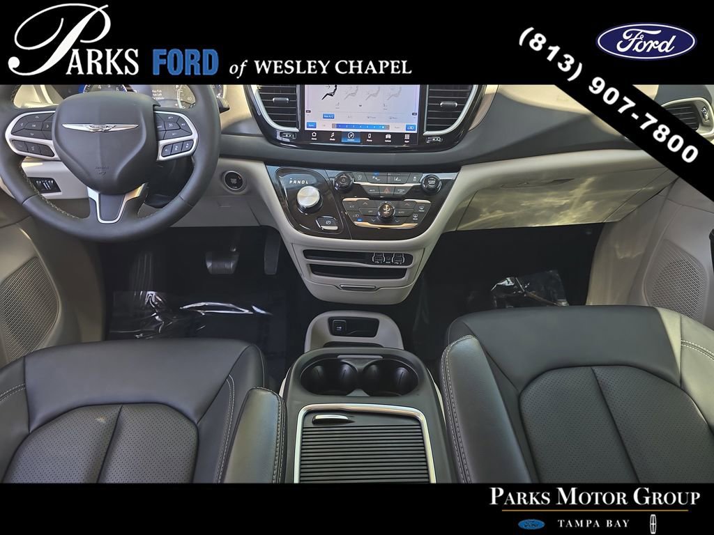 Used 2024 Chrysler Pacifica Touring-L FWD image 11