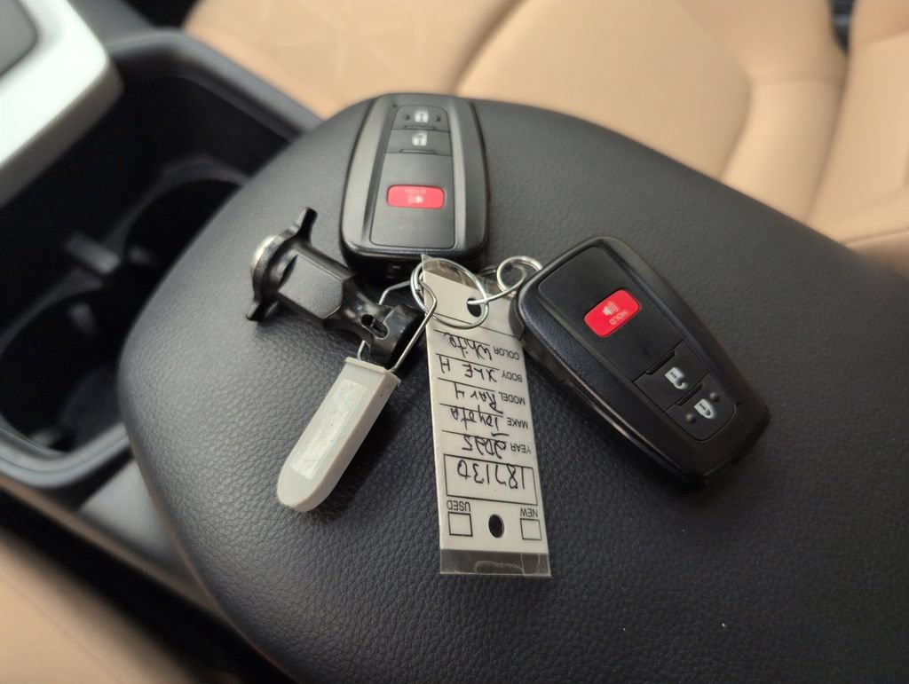 Used 2025 Toyota RAV4 XLE AWD/4WD image 39