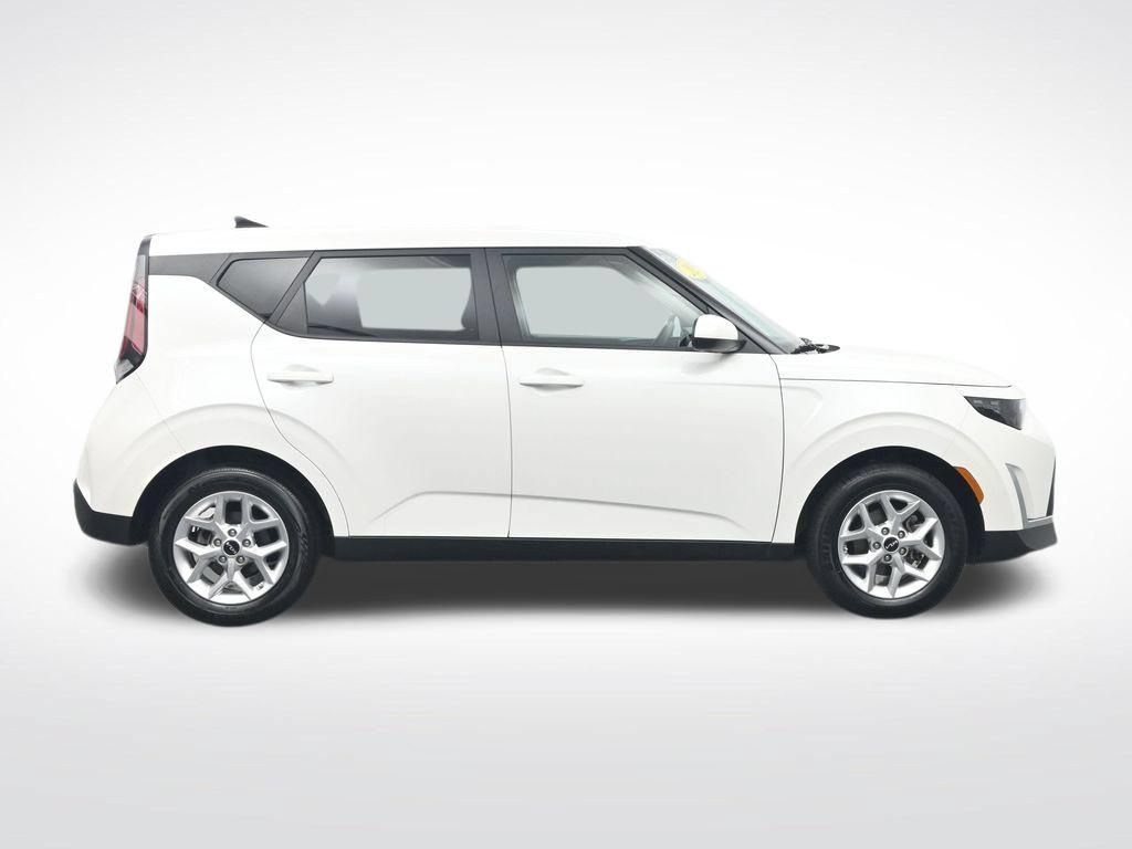 Used 2025 Kia Soul LX w/ LX Technology Package FWD image 4