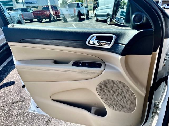 Used 2022 Jeep Grand Cherokee Laredo E AWD/4WD image 13