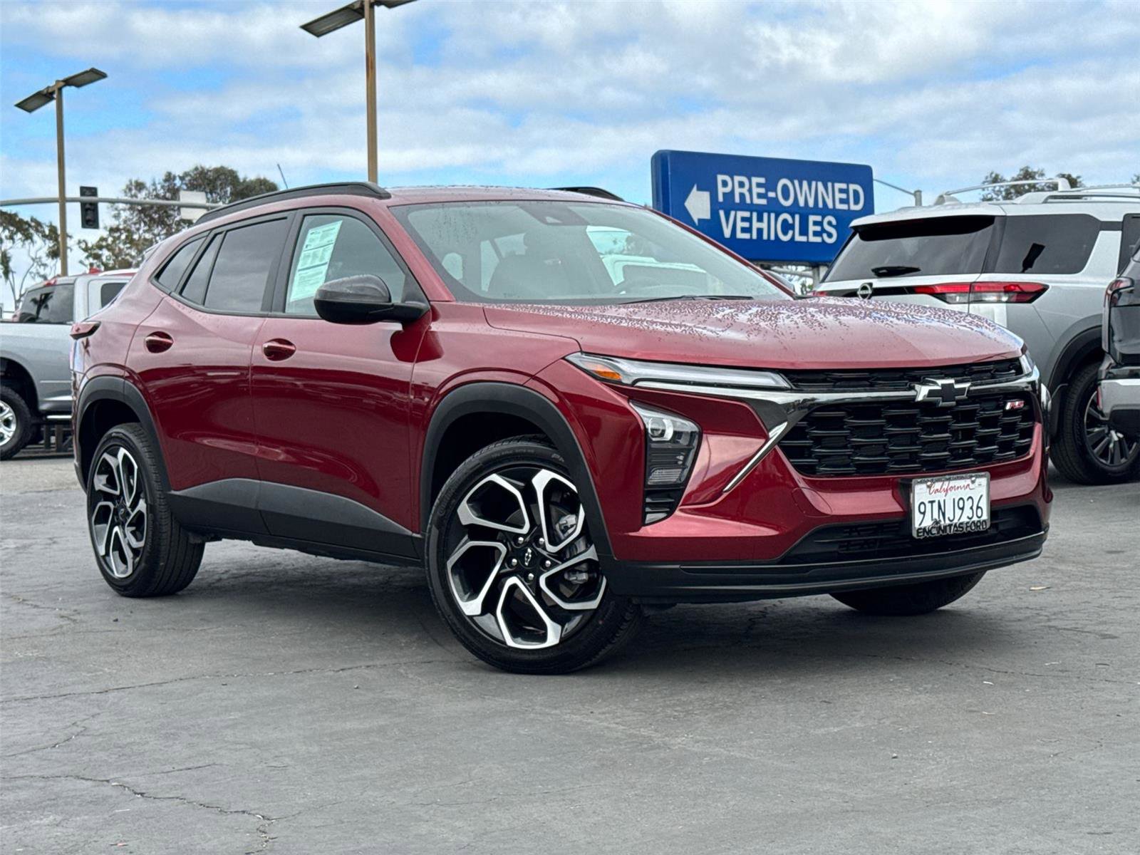 Used 2025 Chevrolet Trax RS FWD image 2