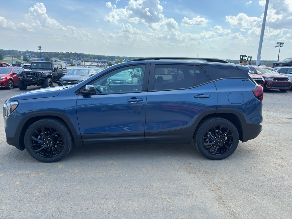 Used 2024 GMC Terrain SLE w/ Driver Convenience Package FWD image 8