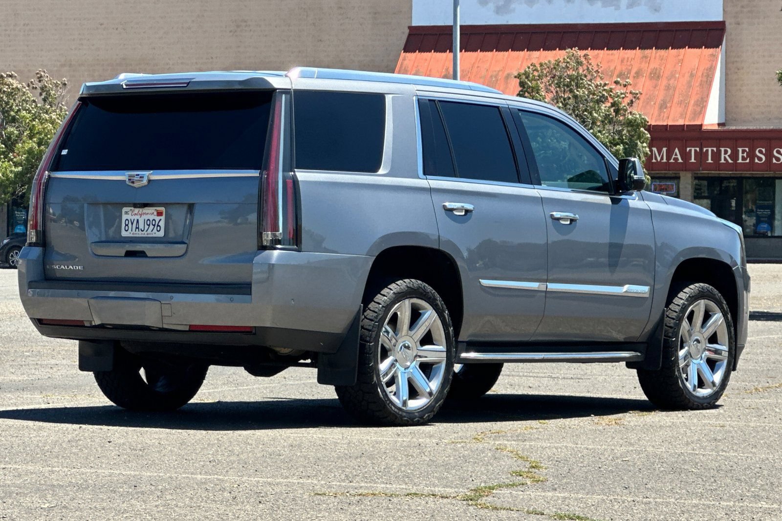 Used 2019 Cadillac Escalade Luxury RWD image 3