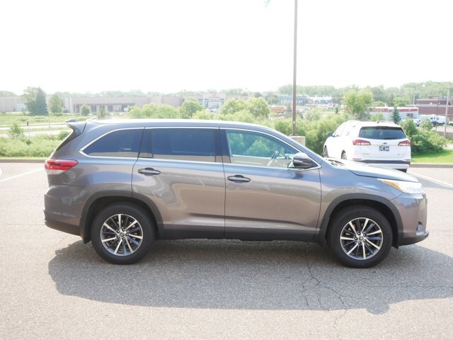 Used 2019 Toyota Highlander XLE AWD/4WD image 4