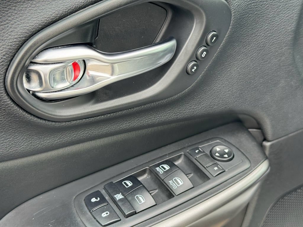 Used 2020 Jeep Cherokee Limited FWD image 24