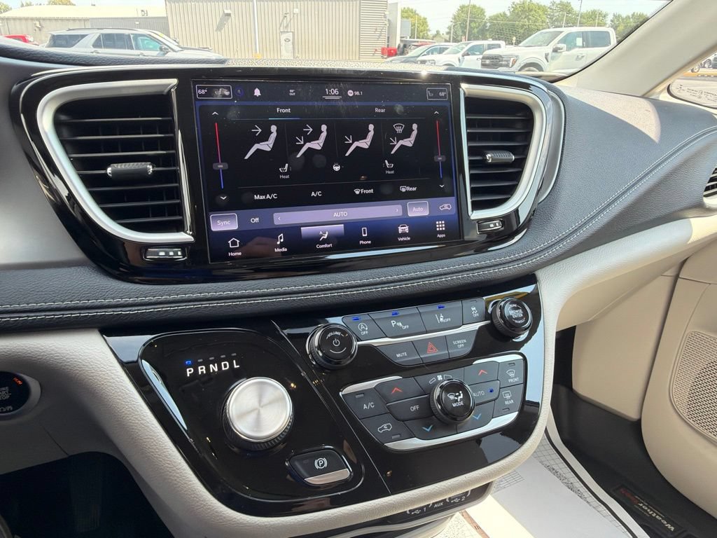 Used 2021 Chrysler Pacifica Touring-L AWD/4WD image 17
