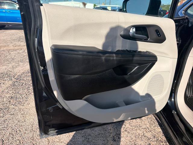 Used 2024 Chrysler Pacifica Touring-L FWD image 11