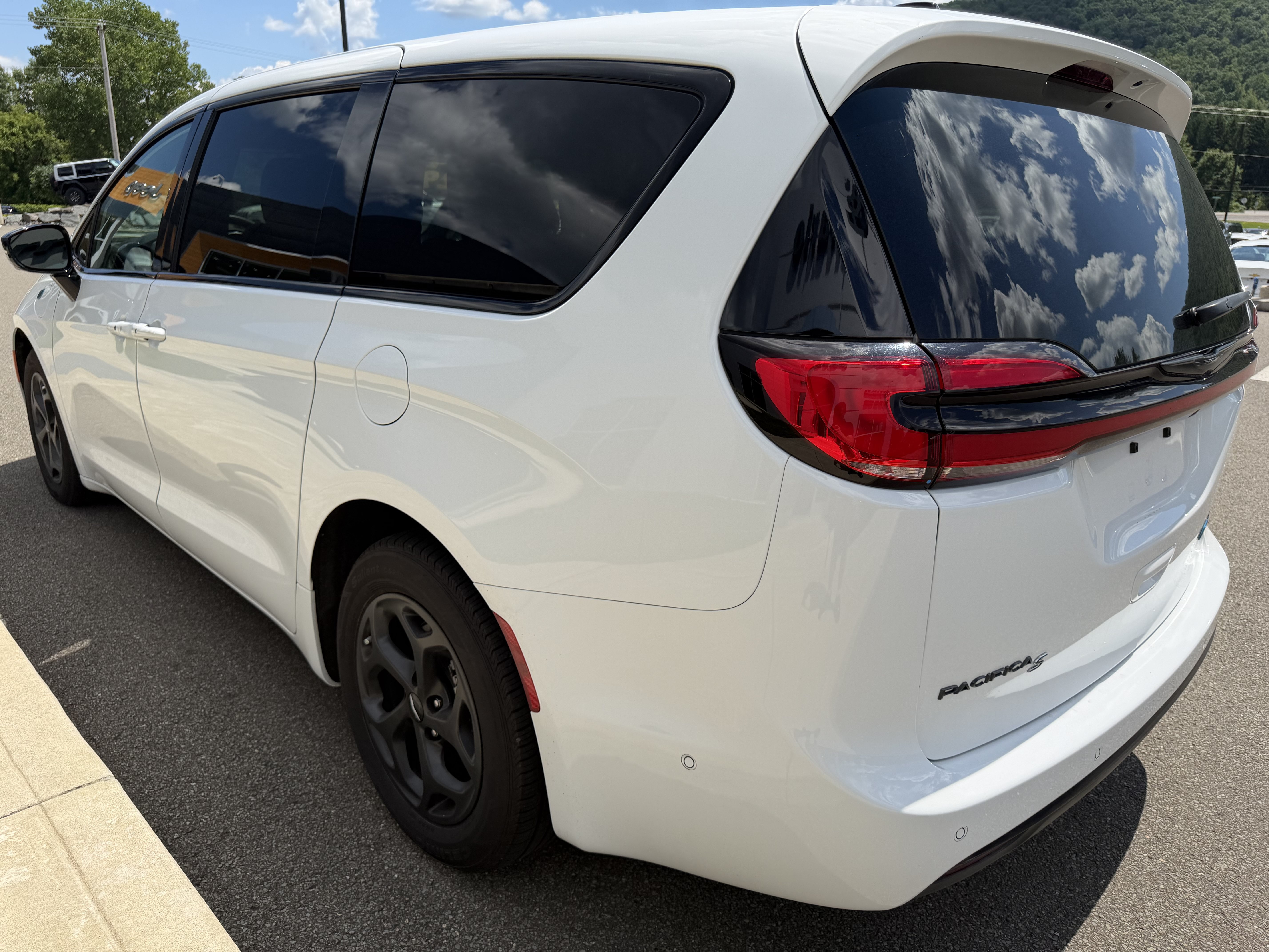 Used 2024 Chrysler Pacifica Limited FWD image 2