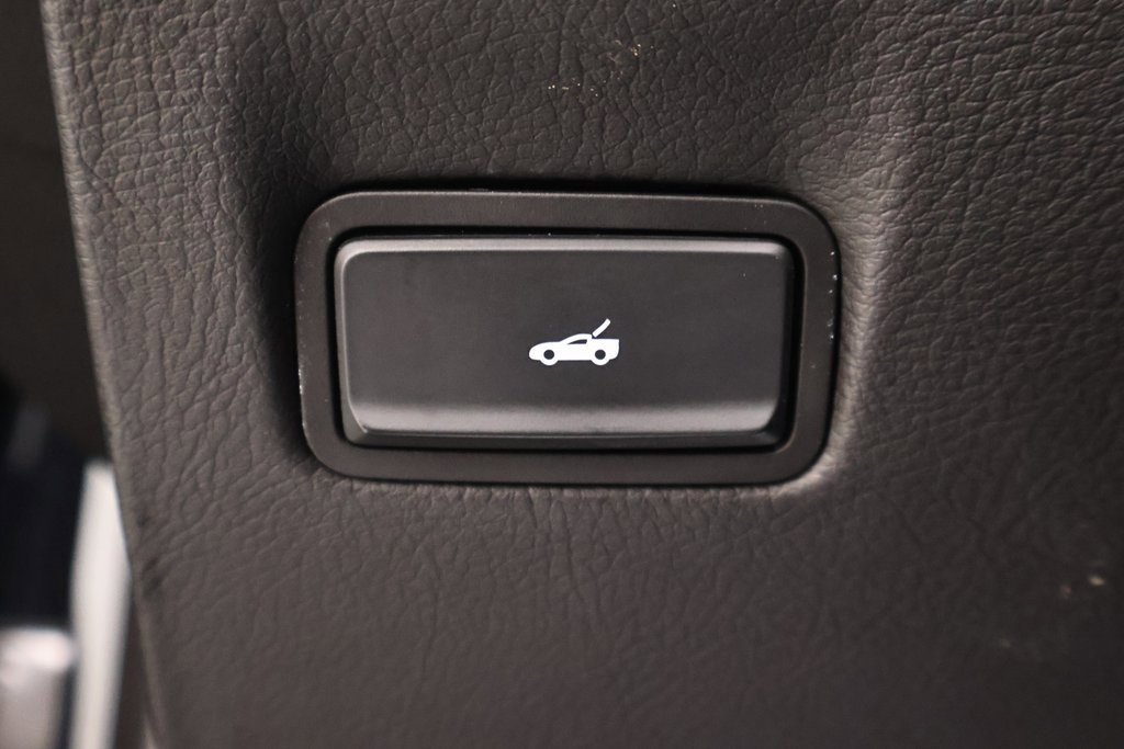 Used 2017 Chevrolet Corvette Stingray Coupe w/ Carbon Flash Badge Package image 33