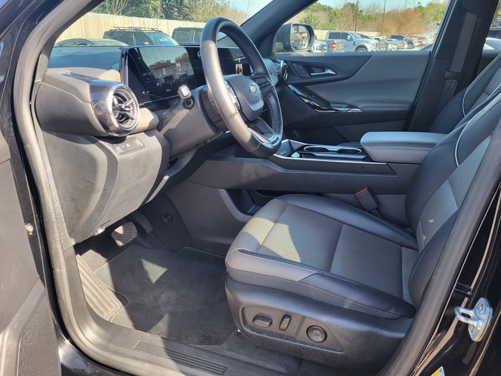 Used 2025 Chevrolet Equinox LT w/ Convenience Package II image 19
